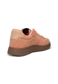 Ljust rosa mockasneaker med en texturerad beige detalj på hälen. Har en gummisul och kontrasterande skosnören.