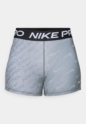 Nike Pro šorti ar melnu elastīgu jostu ar baltu "NIKE PRO" tekstu, pelēku svītru rakstu un pieguļošu dizainu.