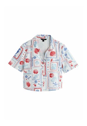 Fehér, rövid ujjú gombos ing, piros és kék kagyló- és tengeri csillagmintákkal, keretezett négyzetekben és téglalapokban.
