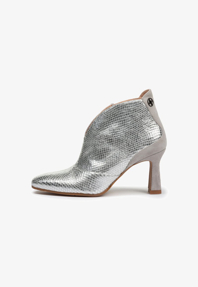 Silberne Knöchelstiefel mit strukturiertem Schlangenledermuster, einer spitzen Zehe, einem grauen Wildlederakzent und einem moderaten Absatz für zusätzlichen Eleganz.