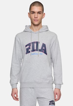 Grå hoodie med en frontmæssig kengurulomme, der har et stort, multifarvet Fila-logo og snøre i hætten. Blød, tekstureret stof.