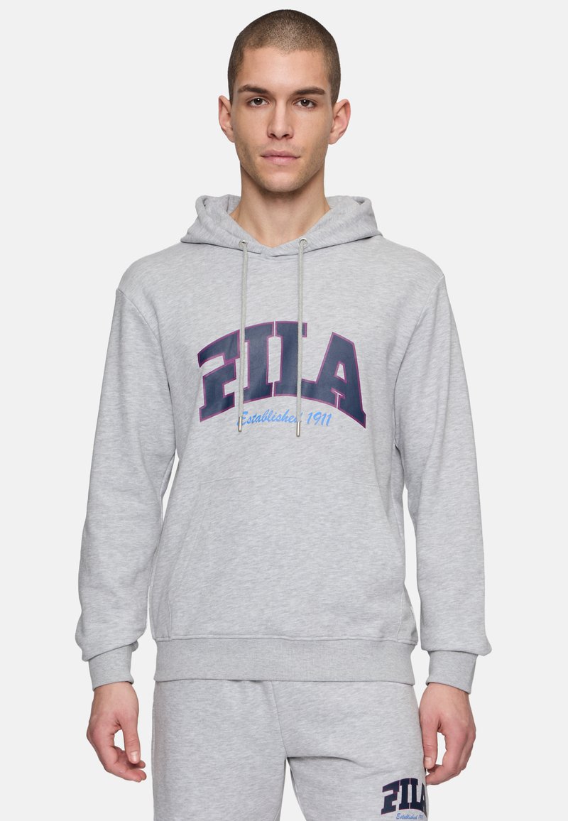 Grå hoodie med en framficka i kängurustil, med en stor, flerfärgad Fila-logotyp och dragsko i huvan. Mjuk, texturerad tyg.