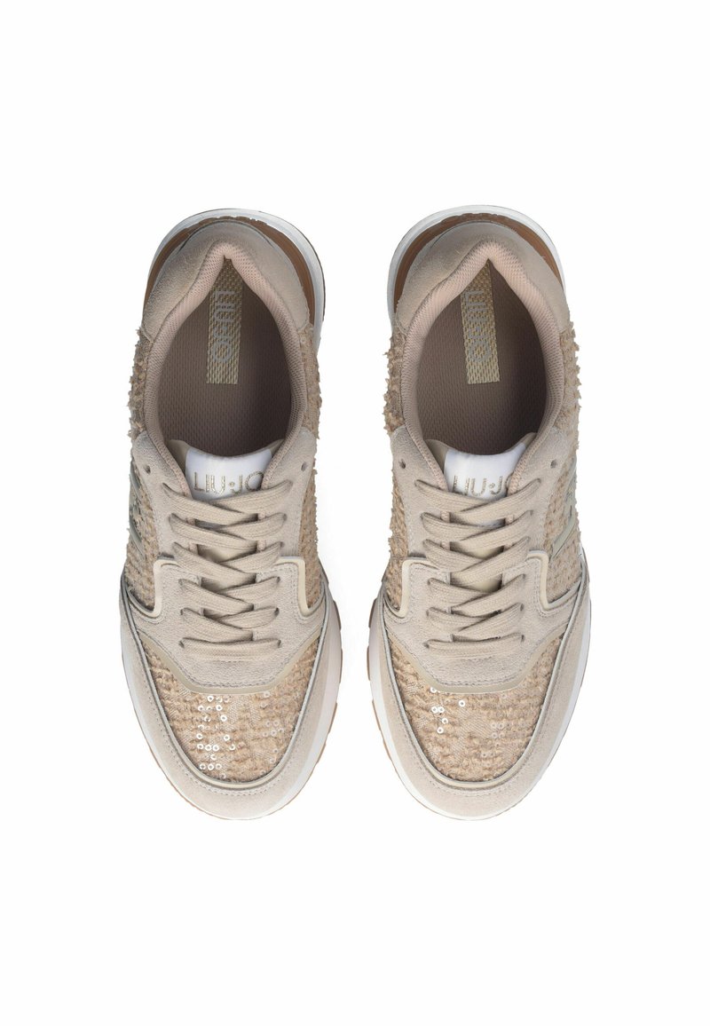 Sneakers beige con tessuto testurizzato e decorati con paillettes. Punta arrotondata, laccio e suole imbottite. Suola in gomma bianca per una buona aderenza.