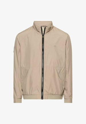 Beige letvægtsjakke med høj krave, sort frontlynlås, skrå sidelommer samt elastisk kant og ærmekanter.