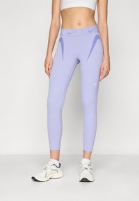 Lilla atletiske leggings med høj talje, der har blå stribede mønstre på siderne og et lille hvidt logo foran.