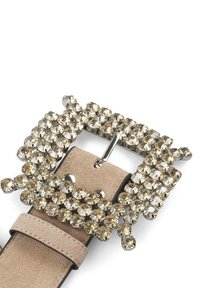 Beżowy zamszowy pasek z dużą, kwadratową srebrną klamrą ozdobioną wieloma okrągłymi, przezroczystymi cyrkoniami w dekoracyjnym wzorze.