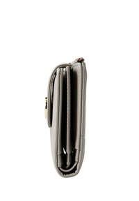 Grijze kunstleren portemonnee zijaanzicht, voorzien van meerdere kaartsleuven, een gestructureerd oppervlak en een gouden hardware accent.