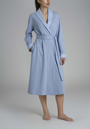 Accappatoio celeste in morbido tessuto, con colletto a scialle, maniche lunghe con polsini e vita legata, dotato di due tasche laterali e taglio al ginocchio.