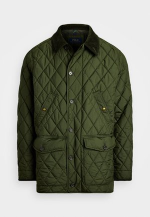 Chaqueta acolchada de color verde oliva con cierre de botones, dos bolsillos delanteros, cuello de pana y patrón de diamante en toda la prenda.