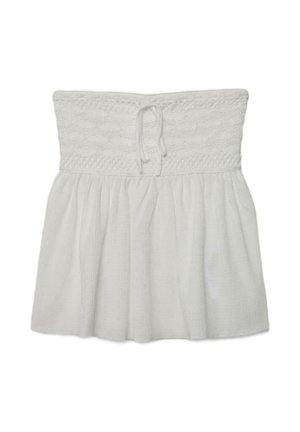 Valkoinen olkaimeton mekko, jossa virkattu teksturoidu bodi, nauhakiinnitys keskellä ja laskostettu, laskeutuva hame.