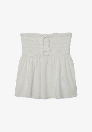 Valkoinen olkaimeton mekko, jossa virkattu teksturoidu bodi, nauhakiinnitys keskellä ja laskostettu, laskeutuva hame.