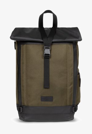 Mochila con un diseño de rollo en la parte superior, hecha de un tejido verde oliva texturizado, detalles en negro, correas ajustables y cierre de hebilla.