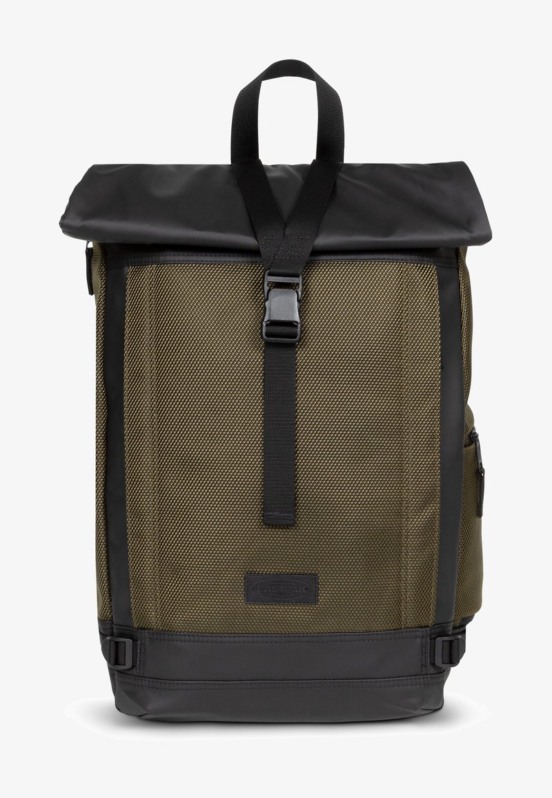 Sac à dos avec un design enroulable, fabriqué en tissu texturé vert olive, avec des accents noirs, des bretelles réglables et une fermeture à boucle.