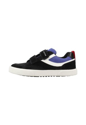 Zapatilla baja en negro, blanco y azul con dos correas de velcro negras, suela blanca y una lengüeta roja en el talón, vista lateral.