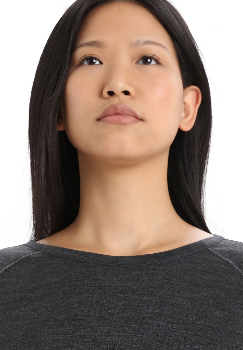 Ciemnoszara, krótko rękawowa bluzka z szerokim dekoltem i gładką fakturą, z raglanowymi rękawami i subtelnymi detalami szycia.