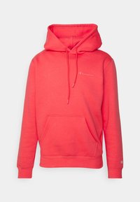 Sudadera coral con capucha ajustable, bolsillo canguro delantero, puños y dobladillo acanalados, y un sutil logo de "Champion" en blanco.