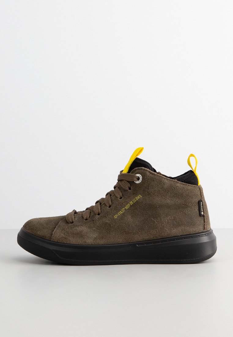 Braune Wildleder-Hochtop-Sneaker mit schwarzer Gummisohle, gelbem Akzent an der Ferse und passenden Schnürsenkeln. Verfügt über metallische Ösen und Logodetails.