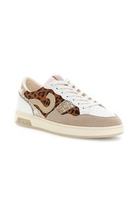 Valkoiset lenkkarot, joissa on leopardikuvio, beigestä mokasta valmistettu kärki, kultaiset glitterkoristukset, beige pohja ja valkoiset nauhat, kulmassa ulkopuolen näyttämiseksi.