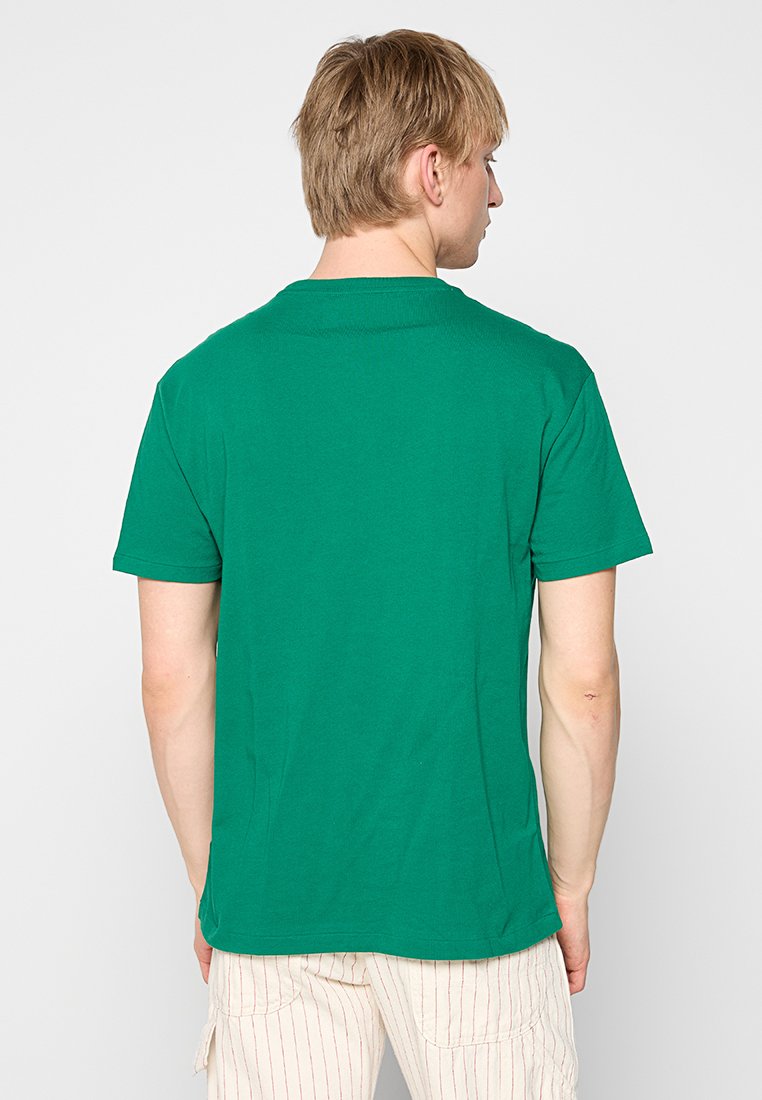 Zielona bawełniana koszulka z okrągłym dekoltem i krótkimi rękawami, charakteryzująca się gładką teksturą i prostym wykończeniem. Widok z tyłu pokazuje minimalne detale wzornicze.