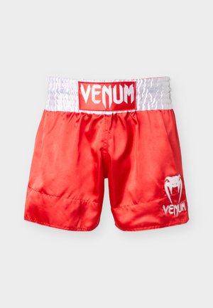 Shorts de boxe en satin rouge avec une ceinture élastique blanche, logo "VENUM" sur la taille avant et un emblème de serpent blanc avec le nom de la marque sur la jambe.