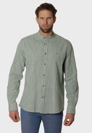 Camisa de botón verde claro hecha de tejido texturizado con cuello de banda y mangas largas, que cuenta con botones de latón y un logo sutil en el pecho.