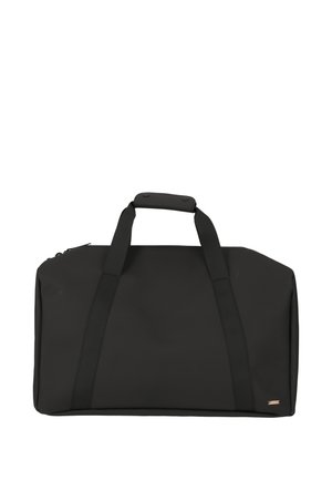 Sort rektangulær duffel taske med dobbelt stropper og polstret håndtag, glat tekstur og lille metal logo plade i nederste højre hjørne.