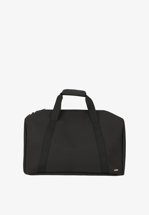 Sort rektangulær duffel taske med dobbelt stropper og polstret håndtag, glat tekstur og lille metal logo plade i nederste højre hjørne.