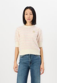 Kurzärmliger, creme- und rosa gestreifter Strickpullover mit rundem Ausschnitt und strukturiertem Finish; hat eine dekorative Brosche auf der linken Seite.