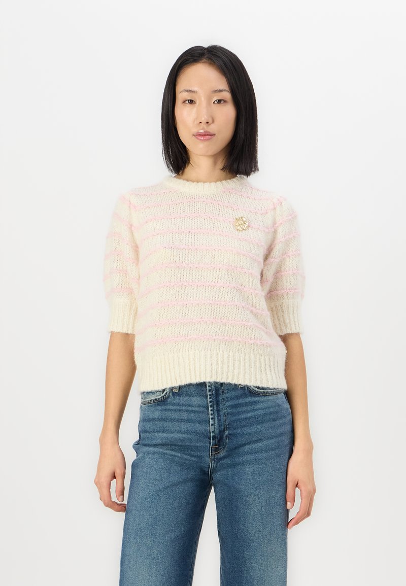 Kurzärmliger, creme- und rosa gestreifter Strickpullover mit rundem Ausschnitt und strukturiertem Finish; hat eine dekorative Brosche auf der linken Seite.
