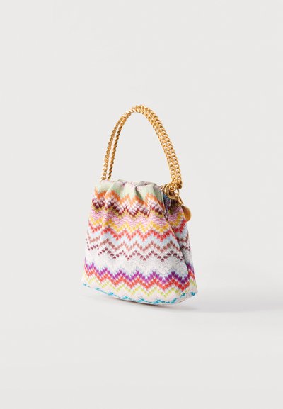 Petit sac à main en tissu avec un motif zigzag multicolore et une anse en chaîne dorée sur fond blanc.
