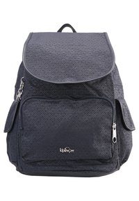 Plecak z ciemnym wzorem, posiadający klapę, liczne zamykane na zamek komory oraz mały metalowy urok w kształcie małpki. Charakteryzuje się zaokrąglonym kształtem.