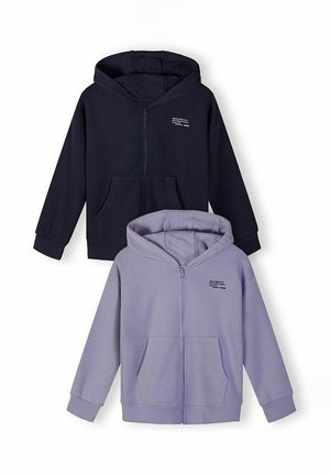 Dwie dziecięce bluzy z kapturem na zamek błyskawiczny, z przednimi kieszeniami, jedna w ciemnym granacie, druga w jasnym fioletowym kolorze, ułożone płasko na białym tle.