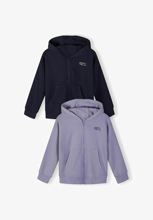 Zwei Zip-up-Kapuzenpullover für Kinder mit Fronttaschen, einer in Dunkelblau und einer in Helllila, flach auf weißem Hintergrund präsentiert.