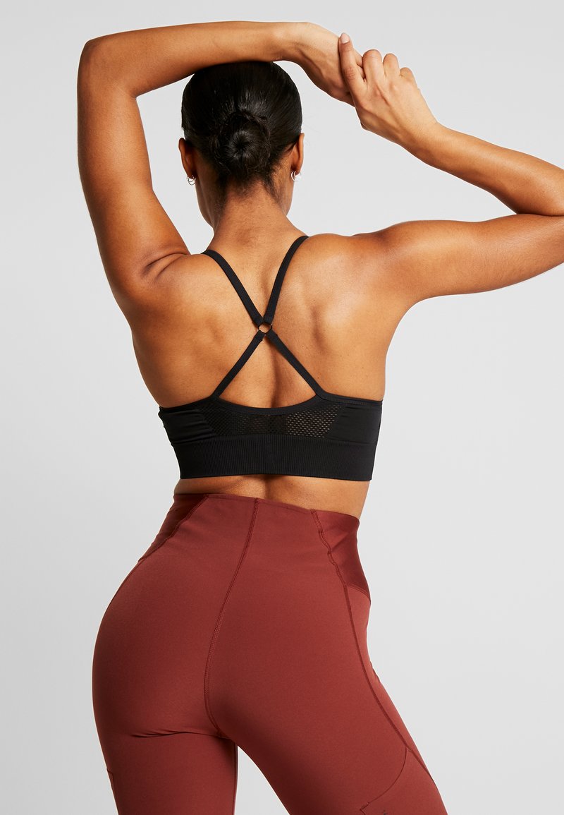 Damen Sportbekleidung | Nike Performance INDY SEAMLESS BRA Sport-BH mit leichter Stützkraft black/dark smoke grey/schwarz - MC52 Damen Sportbekleidung | Nike Performance INDY SEAMLESS BRA Sport-BH mit leichter Stützkraft black/dark smoke grey/schwarz - MC52