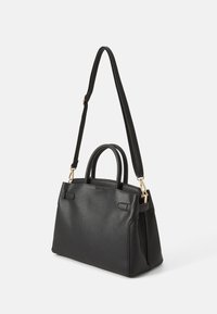 Schwarze Lederhandtasche mit strukturiertem Oberflächen, doppelten Traggriffen und einem abnehmbaren Schultergurt. Mit Akzenten in Goldfarbe.