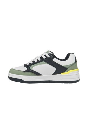 Sneaker basso con pannelli bianchi, neri, verdi e gialli, lacci bianchi e suola bianca spessa con battistrada nero.