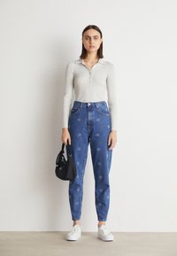 Tommy Jeans MOM - Relaxed fit jeans - denim medium