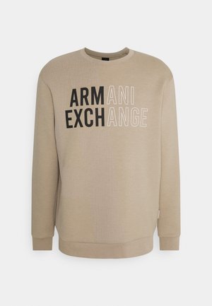 Maglione beige con grande testo nero e bianco "ARMANI EXCHANGE", motivo testurizzato su un lato e polsini e scollatura a costine.