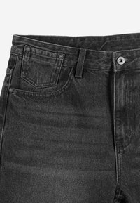 Czarne dżinsy z denimu z zapięciem na guzik i zamek błyskawiczny, pięcioma kieszeniami oraz subtelną fakturą. Materiał ma wyblakły wygląd i klasyczny krój.