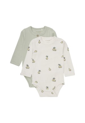 Zwei langärmelige Babybodysuits: einer in blassgrün aus geripptem Stoff und einer in weiß mit kleinen gelben Birnenmotiven. Beide verfügen über Druckknopfverschlüsse.