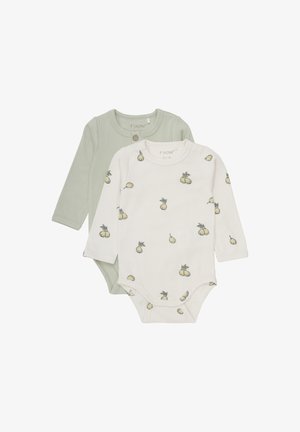 Deux bodys à manches longues pour bébé : un en tissu côtelé vert pâle et un blanc avec de petits motifs de poires jaunes. Tous deux présentent des fermetures à pression.