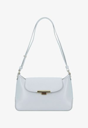 Bolso sintético blanco con cierre de solapa, herrajes en tono dorado, dos correas para el hombro y una textura suave. Diseño simple y rectangular.