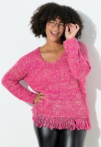 Rosa gestrickter Pullover mit V-Ausschnitt, lockerer Passform und Fransen am Saum. Verfügt über ein strukturiertes Muster mit verschiedenen Rosatönen.