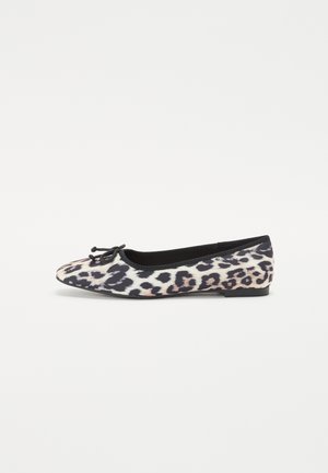 Flad balletsko med sort, beige og brun leopardprint og en lille sort sløjfe foran, vist i profil på hvid baggrund.