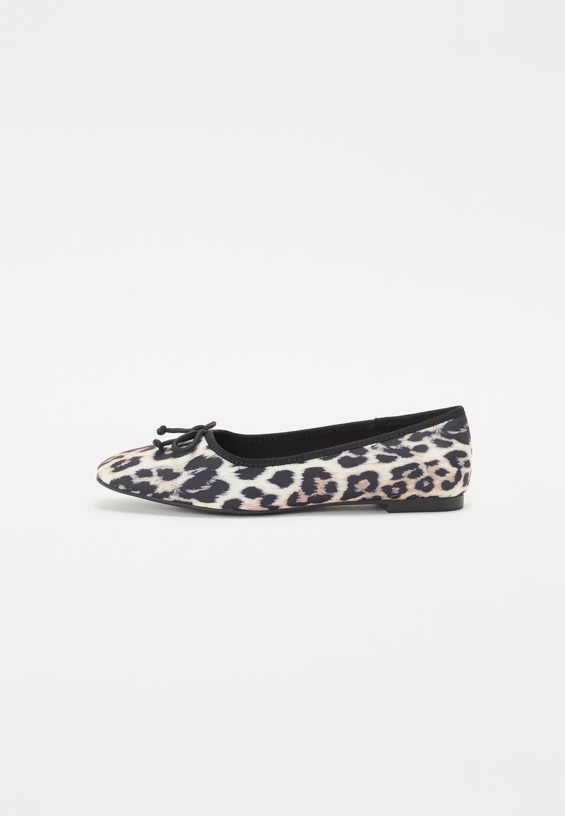 Chaussure de ballet plate avec imprimé léopard noir, beige et brun, ornée d'un petit nœud noir à l'avant, présentée de profil sur fond blanc.