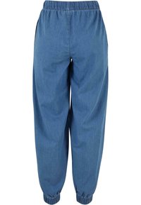Pantalones jogger de mezclilla en azul medio, con cintura elástica, bolsillos laterales y puños elásticos en los tobillos para un ajuste ajustado.