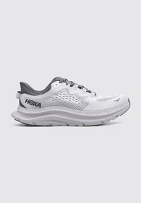 Scarpa sportiva bianca in mesh con dettagli grigi, punta arrotondata, suola ammortizzata e design perforato per la traspirabilità. Presenta lacci e logo.