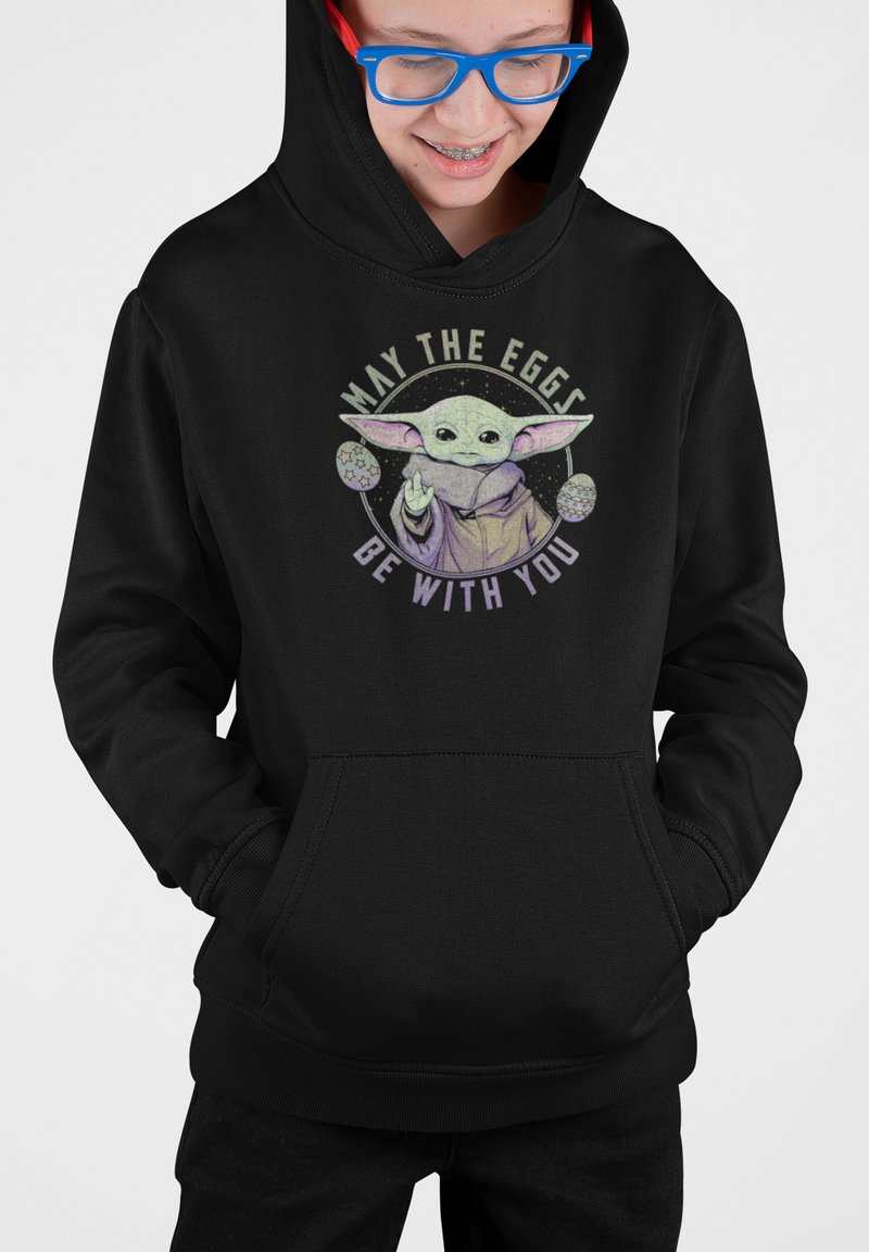 Svart hoodie med grafisk motiv av en grön karaktär med stora öron och texten "MÅ ÄNGERNA VARA MED DIG." Framsidan har en kenguruficka.