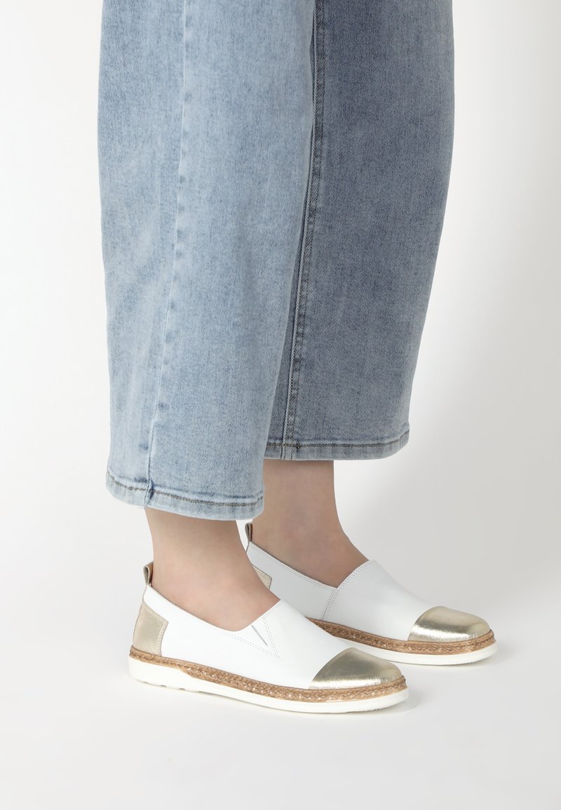 Weiße Slipper mit einer metallisch goldenen Kapuze, einer gewebten Jutesohle und einem glatten Lederoberteil mit elastischen Seiteneinsätzen.