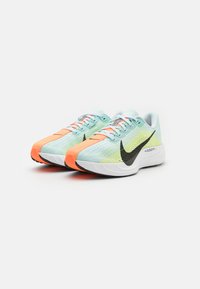 Nike tenisice za trčanje s gornjim dijelom od mrežastog materijala u mint zelenoj boji, crni Swoosh, narančasti vrh cipele i bijela potplat. Imaju ravne vezice i teksturirane detalje.